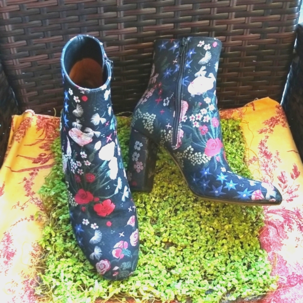 VALENTINO Garavani Italy Black GARDEN Floral Roses Zip Ankle Booties Embroidery